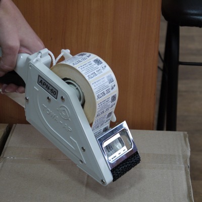 Нанесення етикетки зі штрих-кодом на коробку за допомогою ручного аплікатора